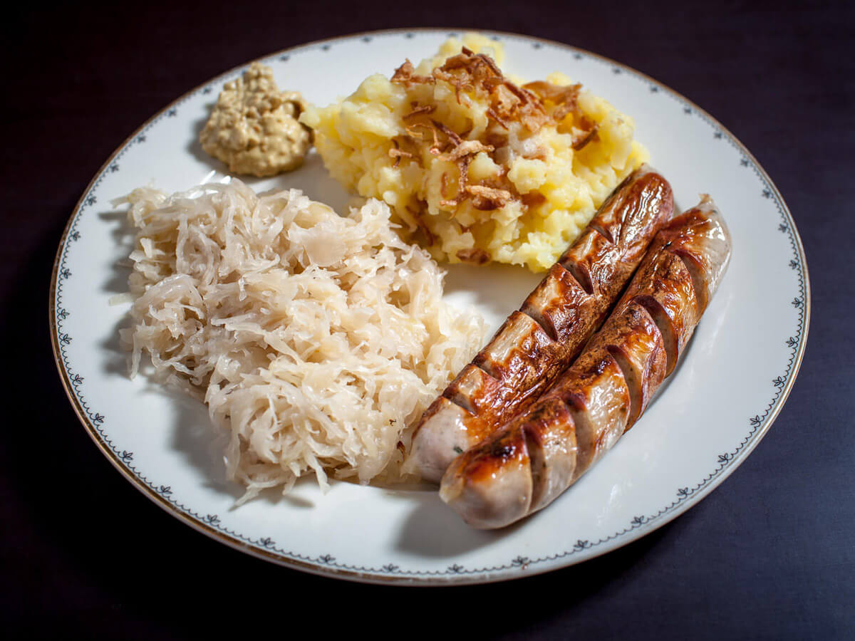 Galloway Bratwurst mit Sauerkraut und Kartoffelstampf | Rezepte ...